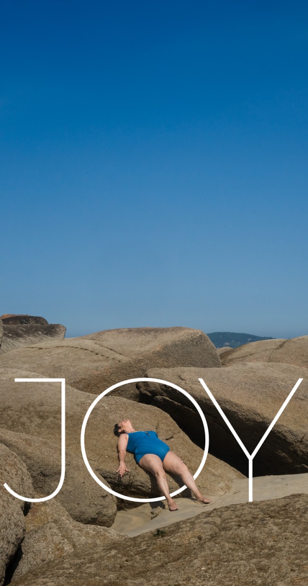Fotografia de criança a brincar na água. O autor é Alfredo Cunha.