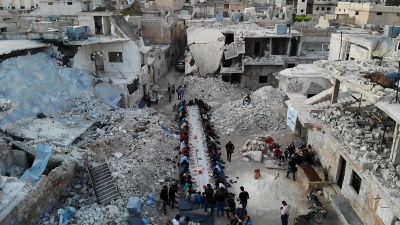 Refeições de Ramadão entre as ruínas em Idlib, Síria